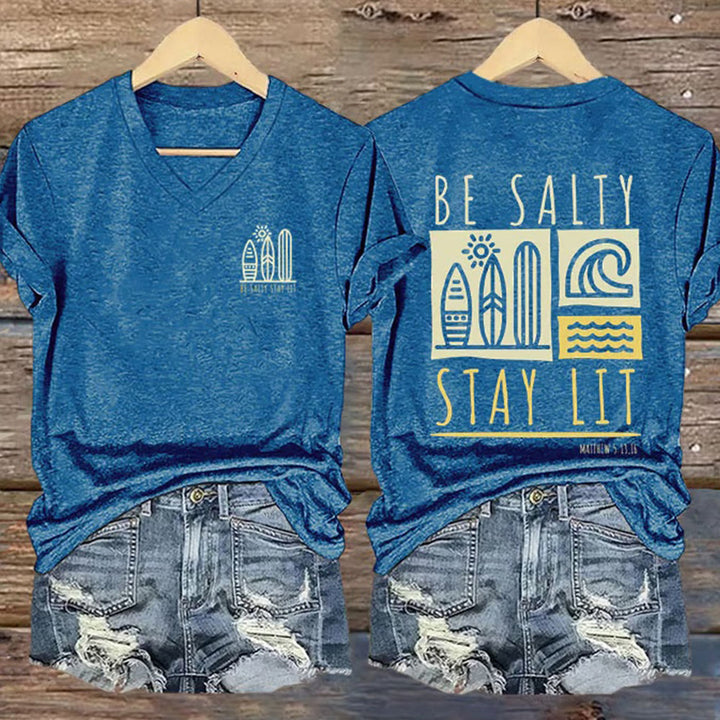 Christianartworkshop Maglietta casual con scollo a V e stampa Be Salty Stay Lit da donna - Blu - 4XL - image 1