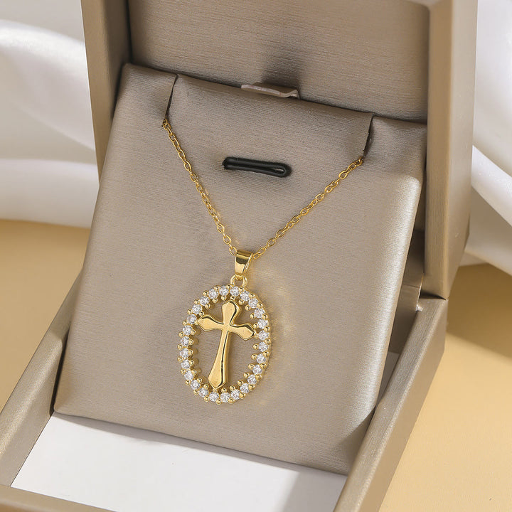 Christianartworkshop Elegante collana con croce ovale e alone di cristallo: un prezioso dono di fede - image 1