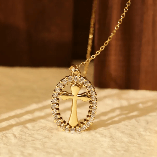Christianartworkshop Elegante collana con croce ovale e alone di cristallo: un prezioso dono di fede - Attraverso - image 0