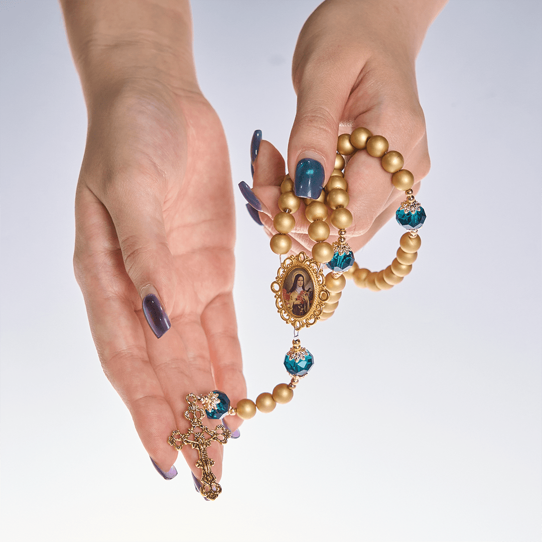 Christianartworkshop Elegante rosario in perle dorate opache con Santa Teresa e Crocifisso - image 11