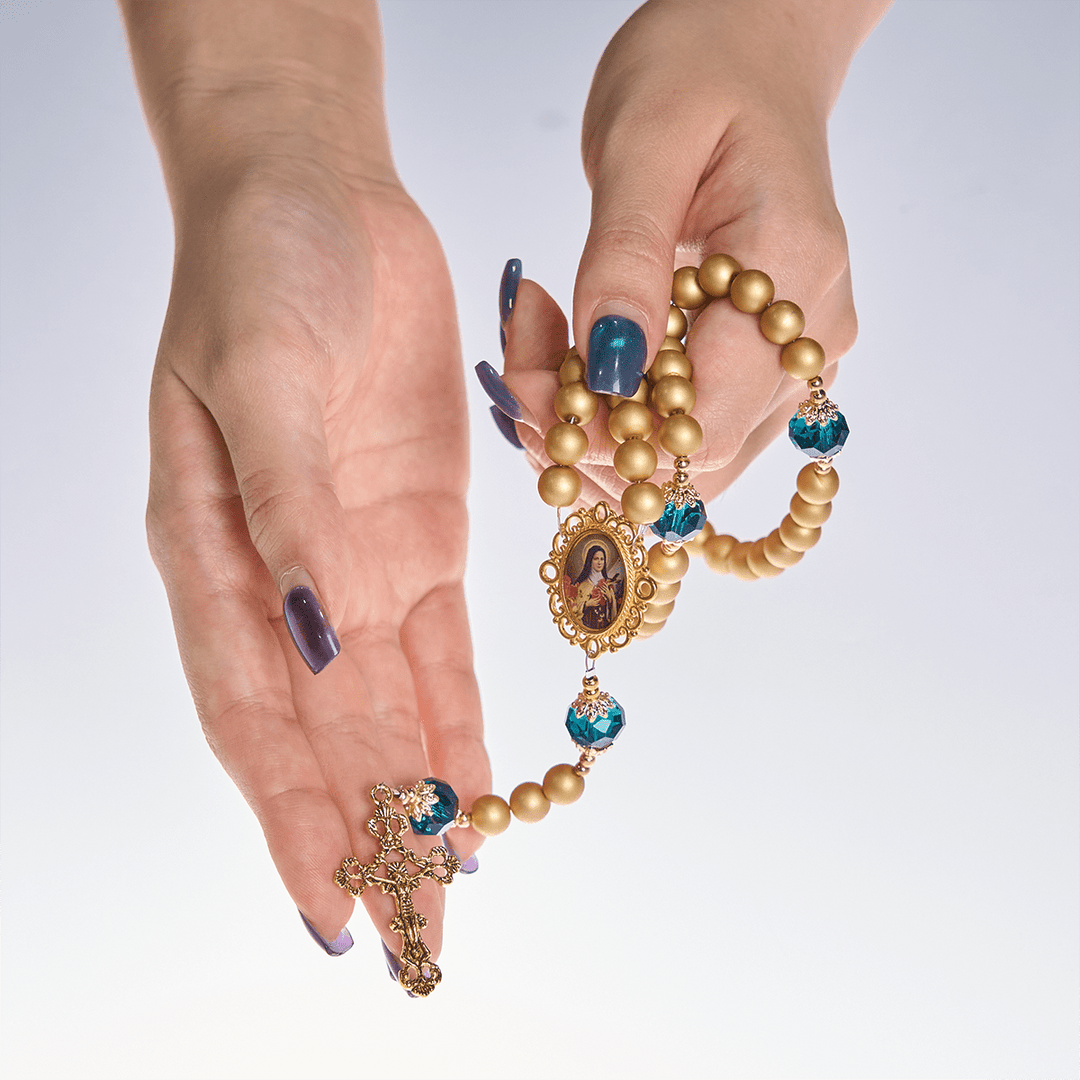Rosario elegante color oro opaco con perle, raffigurante Santa Teresa e il Crocifisso, Christianartworkshop. - image 11