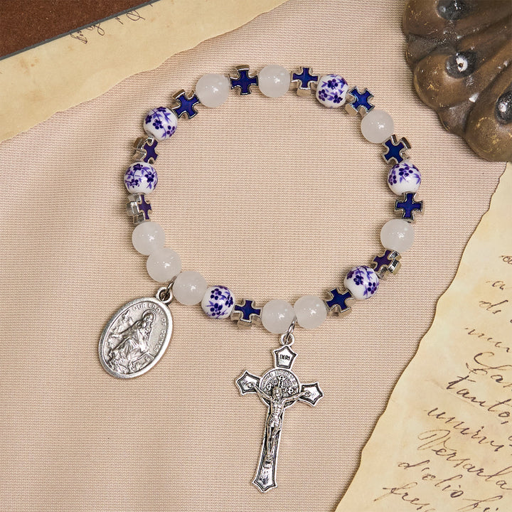 Christianartworkshop Eleganti braccialetti floreali bianchi e blu ornati da medaglia miracolosa e croce blu - image 3