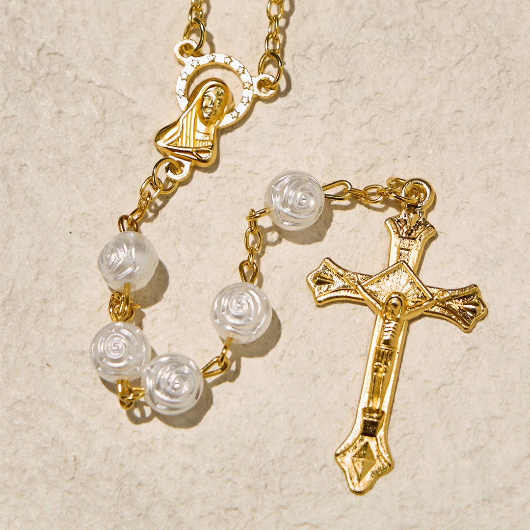 Christianartworkshop Elegante rosario devozionale con perline di rosa bianca e scatola della Madonna per benedizioni - image 6