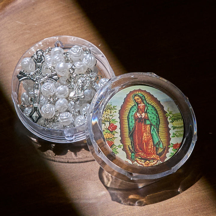 Christianartworkshop Elegante rosario devozionale con perline di rosa bianca e scatola della Madonna per benedizioni - image 5