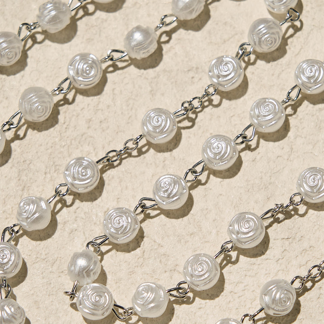 Christianartworkshop Elegante rosario devozionale con perline di rosa bianca e scatola della Madonna per benedizioni - image 9