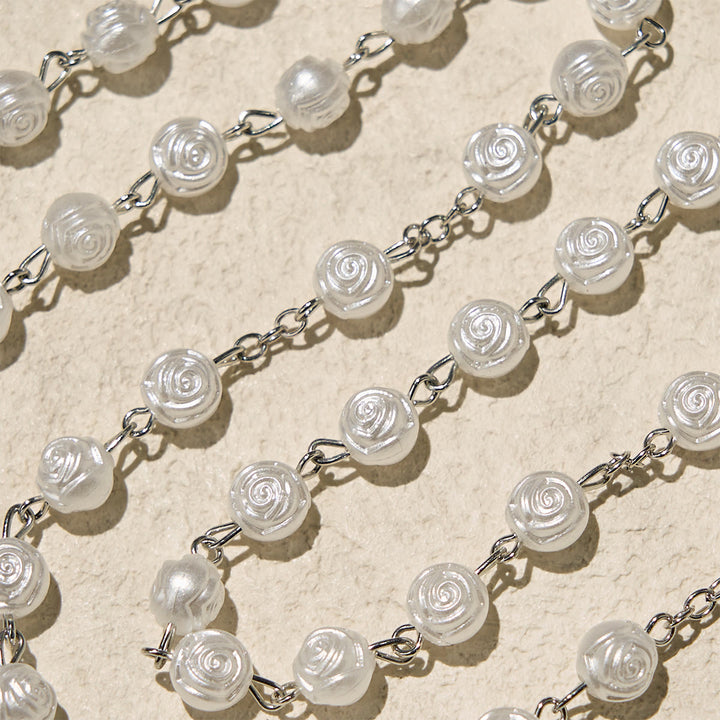 Christianartworkshop Elegante rosario devozionale con perline di rosa bianca e scatola della Madonna per benedizioni - image 9