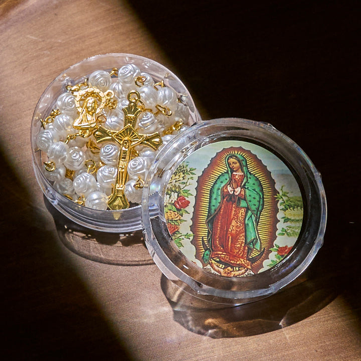 Christianartworkshop Elegante rosario devozionale con perline di rosa bianca e scatola della Madonna per benedizioni - image 4