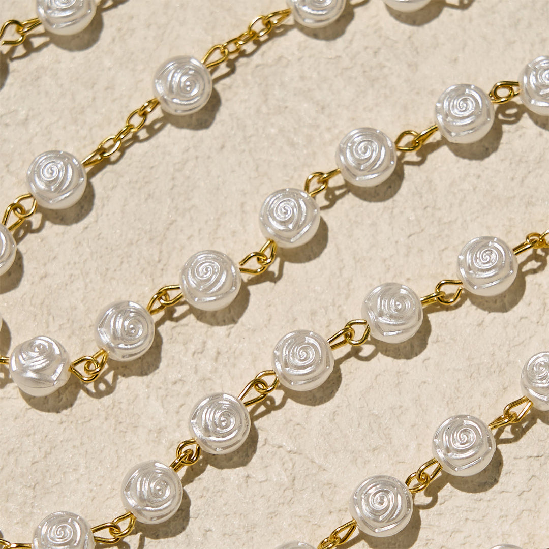 Christianartworkshop Elegante rosario devozionale con perline di rosa bianca e scatola della Madonna per benedizioni - image 7