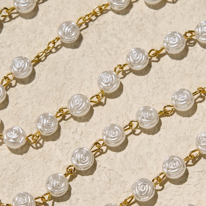 Christianartworkshop Elegante rosario devozionale con perline di rosa bianca e scatola della Madonna per benedizioni - image 7