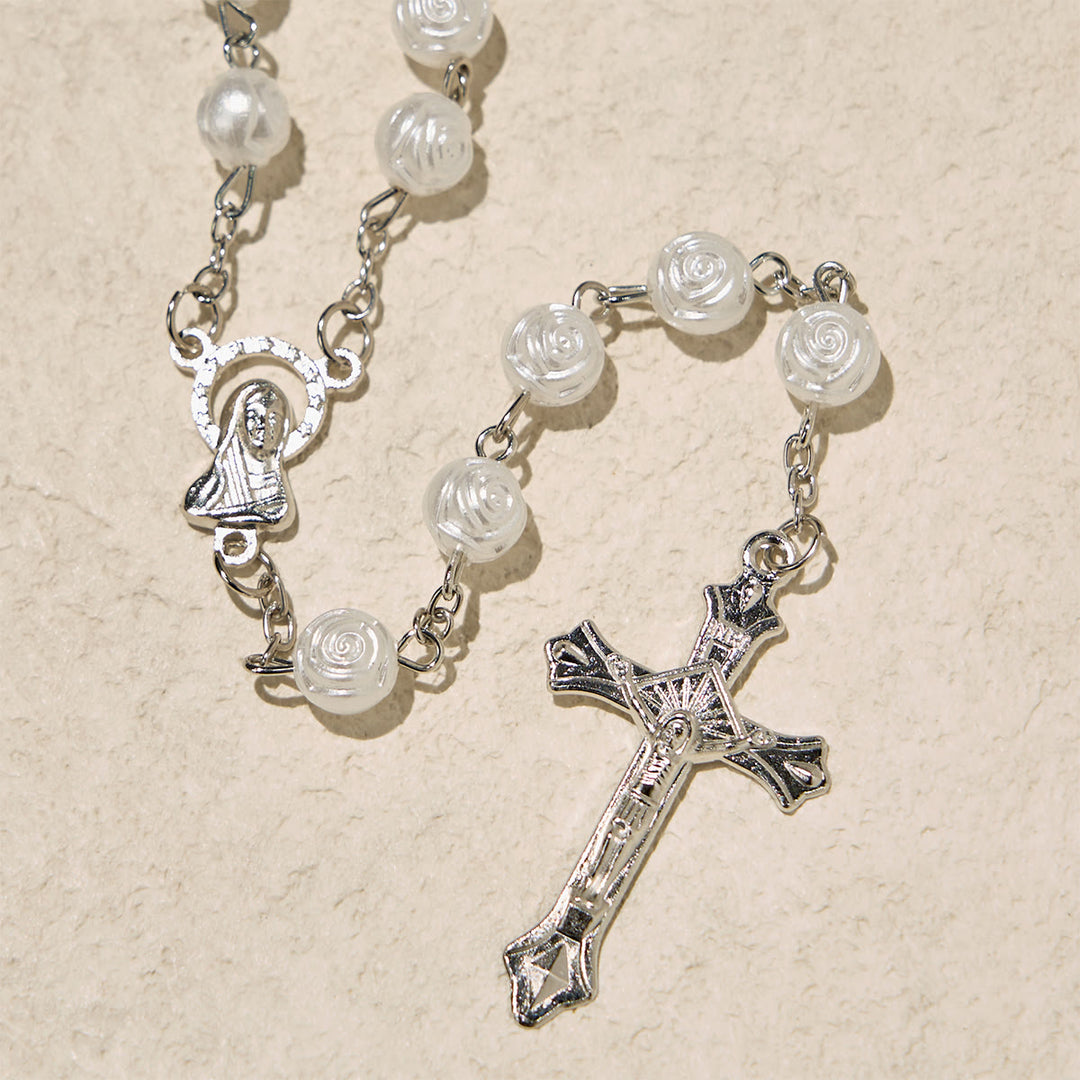 Christianartworkshop Elegante rosario devozionale con perline di rosa bianca e scatola della Madonna per benedizioni - image 8