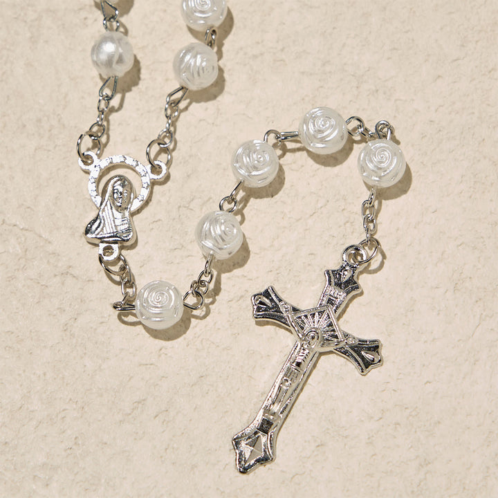 Christianartworkshop Elegante rosario devozionale con perline di rosa bianca e scatola della Madonna per benedizioni - image 8