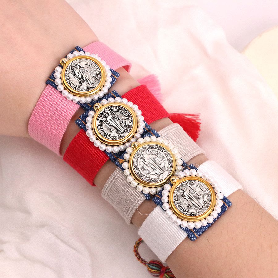 Braccialetti intrecciati protettivi di San Benedetto Christianartworkshop con nappa intrecciata colorata - image 1