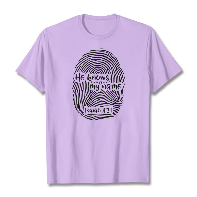 Christianartworkshop Lui conosce il mio nome, impronta digitale, versetto della Bibbia, maglietta unisex - Viola chiaro - 2XL - image 12