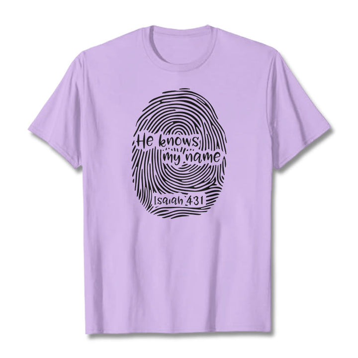 Christianartworkshop Lui conosce il mio nome, impronta digitale, versetto della Bibbia, maglietta unisex - Viola chiaro - 2XL - image 12