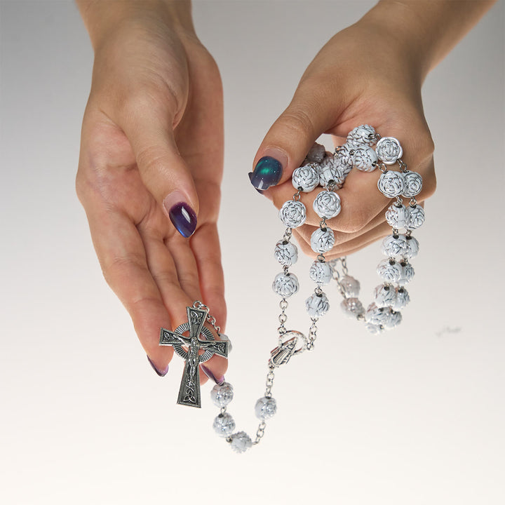 Christianartworkshop Delicato rosario devozionale con perline bianche e braccialetti con la Vergine Maria - image 5