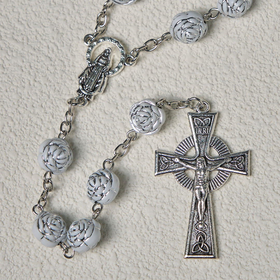 Christianartworkshop Delicato rosario devozionale con perline di rosa bianca e braccialetti con la Vergine Maria - image 6