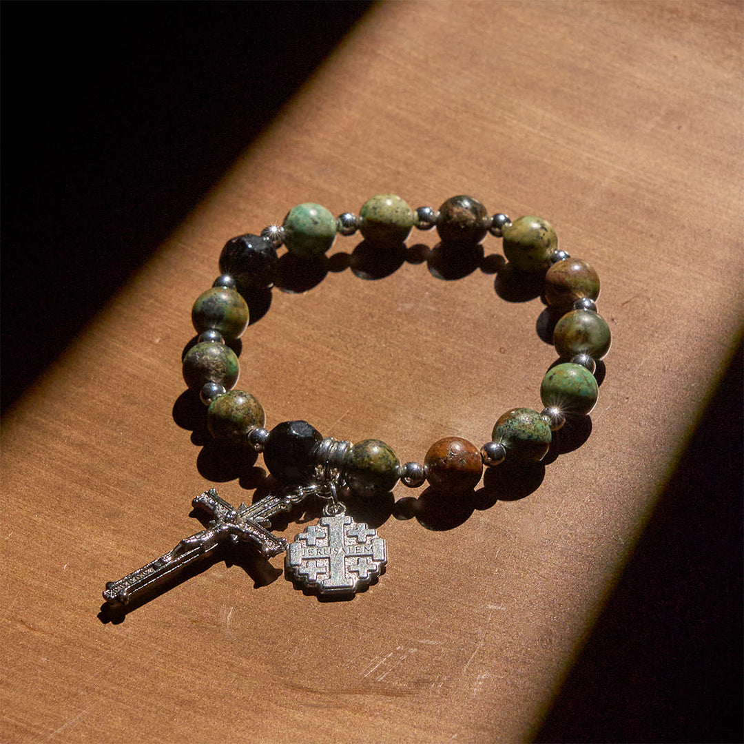 Braccialetti ispirati al rosario spirituale e terroso Christianartworkshop con crocifisso e croce di Gerusalemme - image 3