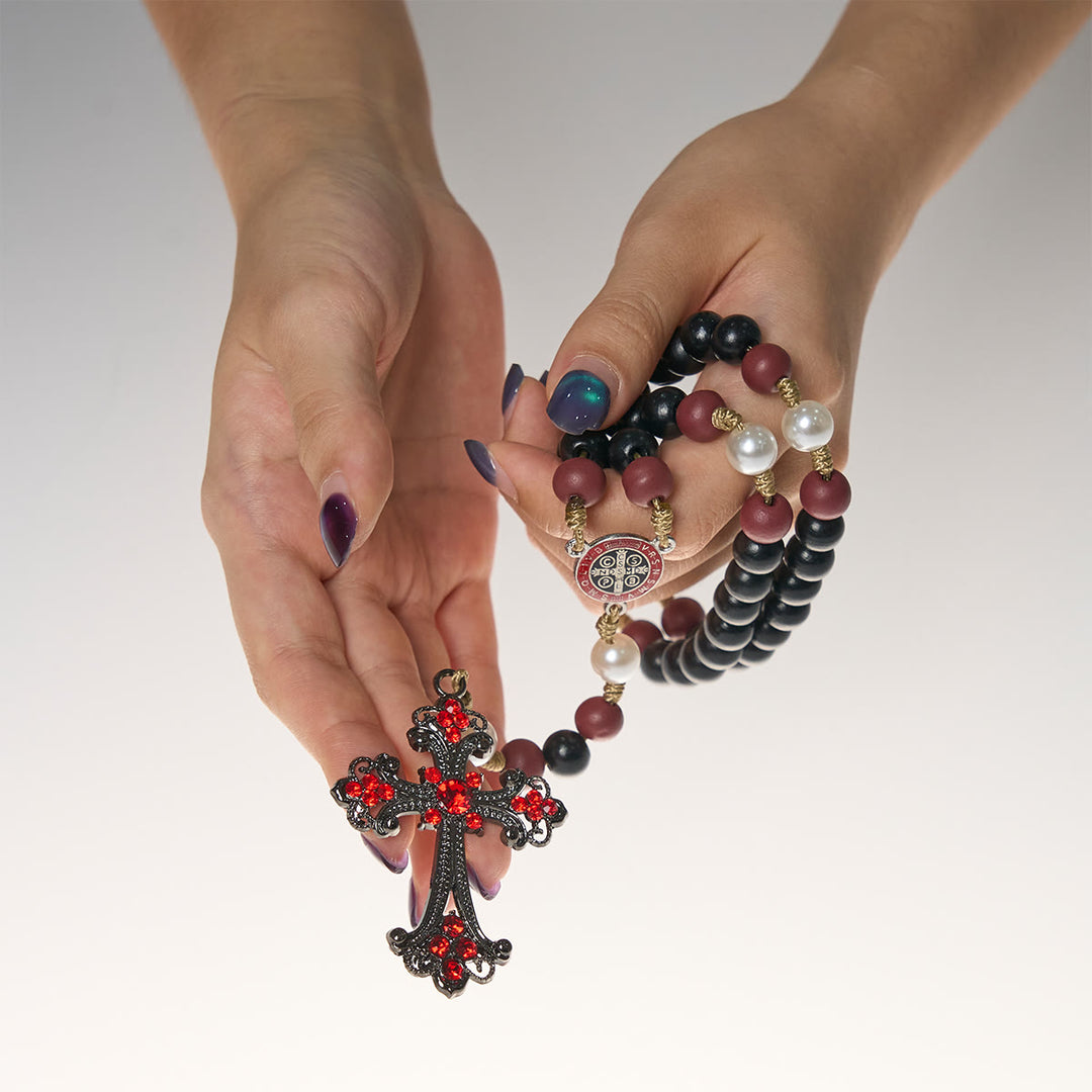 Rosario devozionale nero e rosso Christianartworkshop con benedizione di San Benedetto e croce rossa decorata - image 6