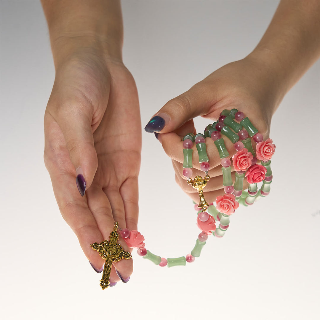 Christianartworkshop Rosario in bambù pacifico e fiori rosa con crocifisso e calice sacro - image 6