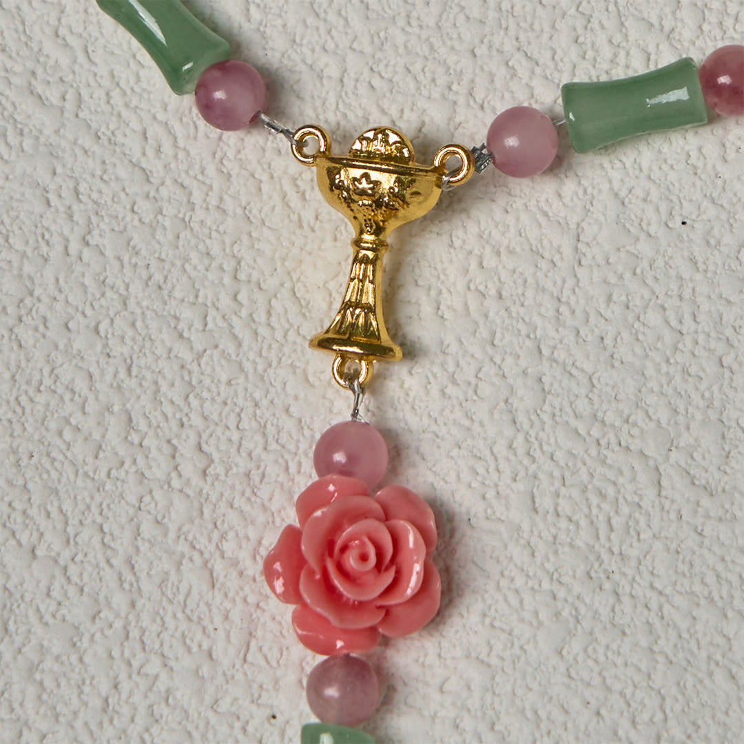Christianartworkshop Rosario in bambù pacifico e fiori rosa con crocifisso e calice sacro - image 9