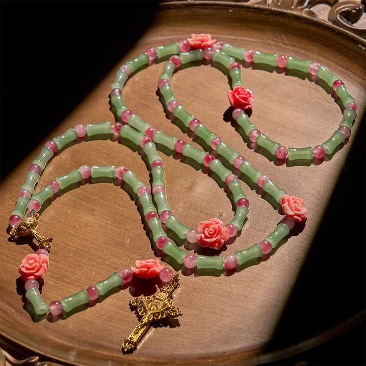 Christianartworkshop Rosario in bambù pacifico e fiori rosa con crocifisso e calice sacro - image 3