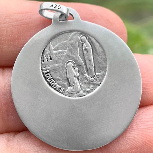 Collana con pendente della graziosa Vergine Maria Christianartworkshop in argento sterling 925 per la devozione quotidiana - image 6