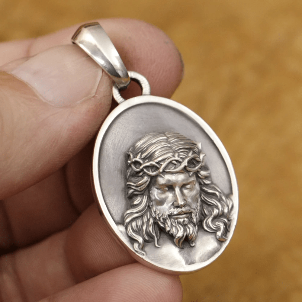 Collana con medaglia di Gesù con corona di spine in argento 925 Christianartworkshop : un ricordo del suo sacrificio - image 3