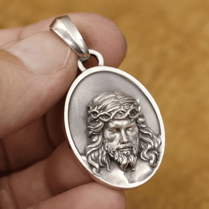 Collana con medaglia di Gesù con corona di spine in argento 925 Christianartworkshop : un ricordo del suo sacrificio - image 3