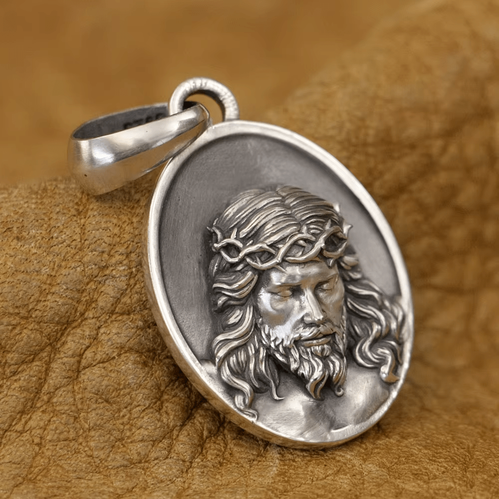 Collana con medaglia di Gesù con corona di spine in argento 925 Christianartworkshop : un ricordo del suo sacrificio - image 5