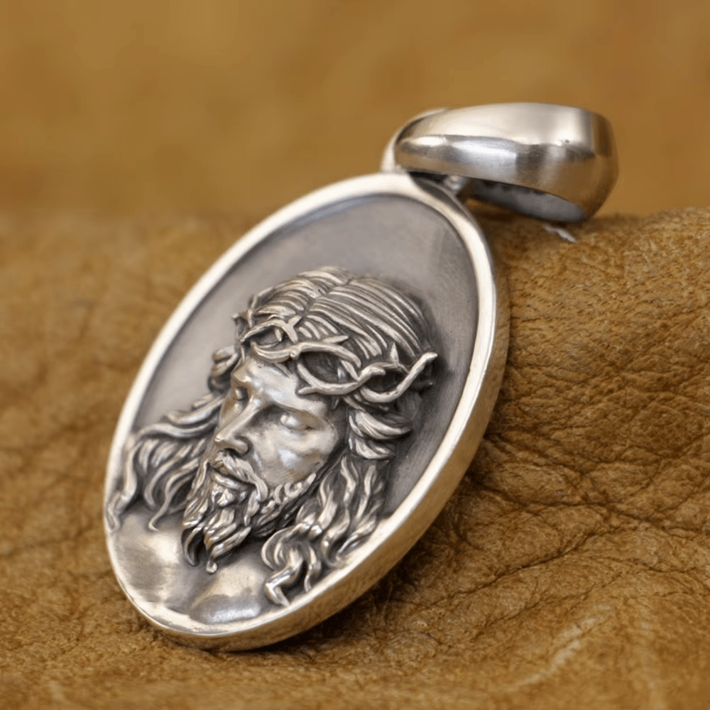 Collana con medaglia di Gesù con corona di spine in argento 925 Christianartworkshop : un ricordo del suo sacrificio - image 4