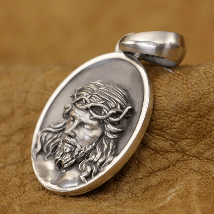 Collana con medaglia di Gesù con corona di spine in argento 925 Christianartworkshop : un ricordo del suo sacrificio - image 4