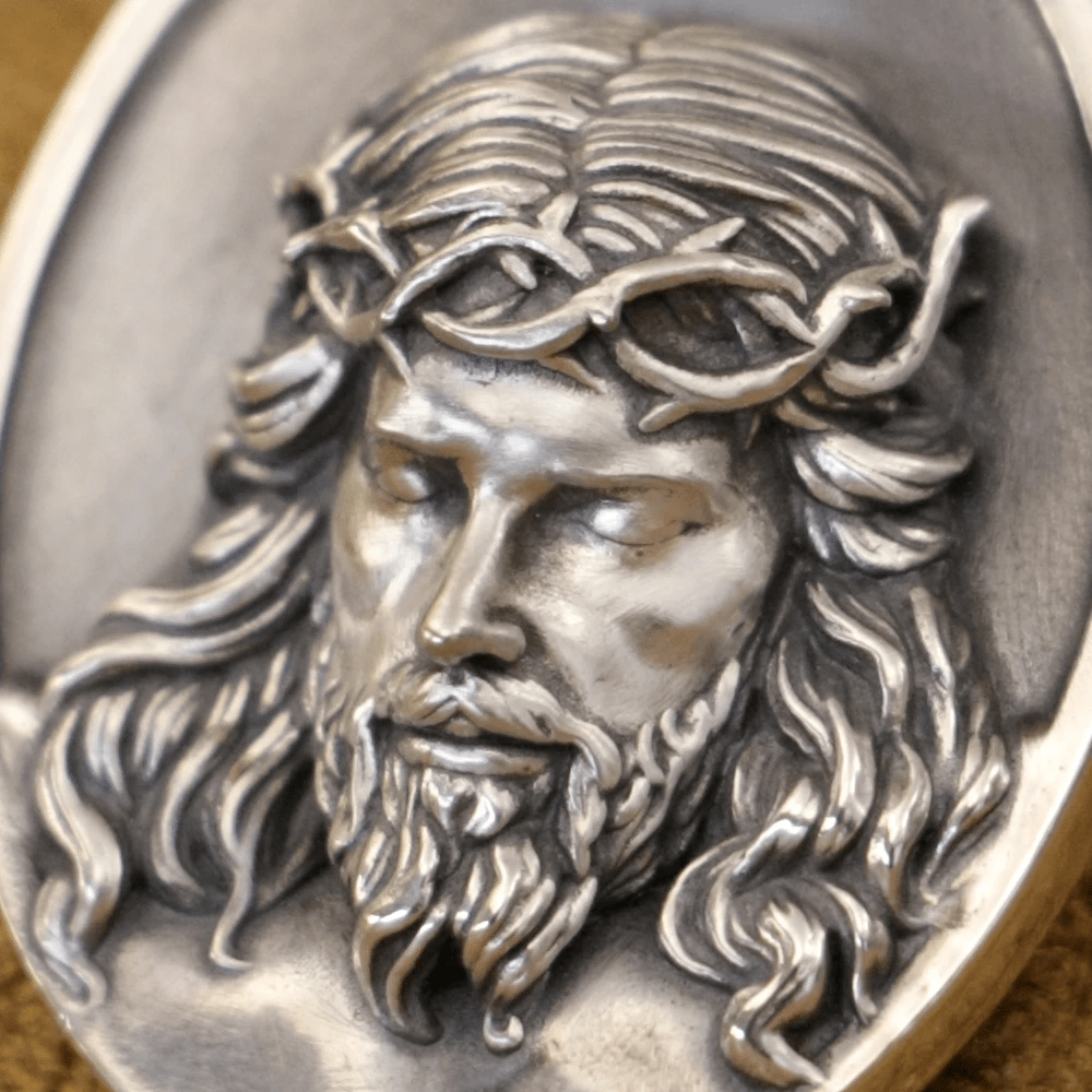 Collana con medaglia di Gesù con corona di spine in argento 925 Christianartworkshop : un ricordo del suo sacrificio - image 2