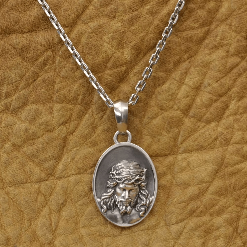 Collana con medaglia di Gesù con corona di spine in argento 925 Christianartworkshop : un ricordo del suo sacrificio - image 1