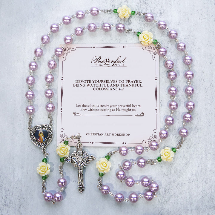 Christianartworkshop FEDE IN PREGHIERA: Rosario della Divina Misericordia fatto a mano con perle viola e fiori, con carta regalo - FEDE IN PREGHIERA - image 0