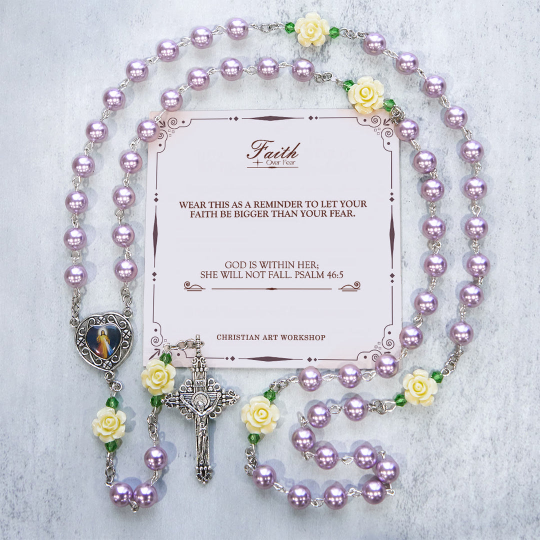 Christianartworkshop FEDE IN PREGHIERA: Rosario della Divina Misericordia fatto a mano con perle viola e fiori, con carta regalo - LA FEDE SULLA PAURA - image 1