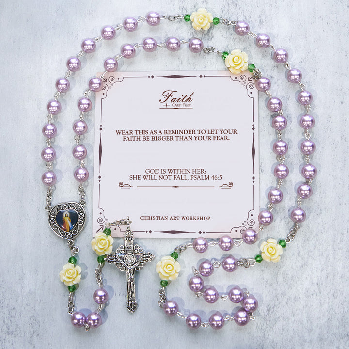 Christianartworkshop FEDE IN PREGHIERA: Rosario della Divina Misericordia fatto a mano con perle viola e fiori, con carta regalo - LA FEDE SULLA PAURA - image 1