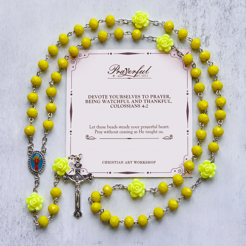 Christianartworkshop FEDE IN PREGHIERA: Rosario poliedrico multicolore con perline di rosa floreali e carta regalo - Giallo - image 1