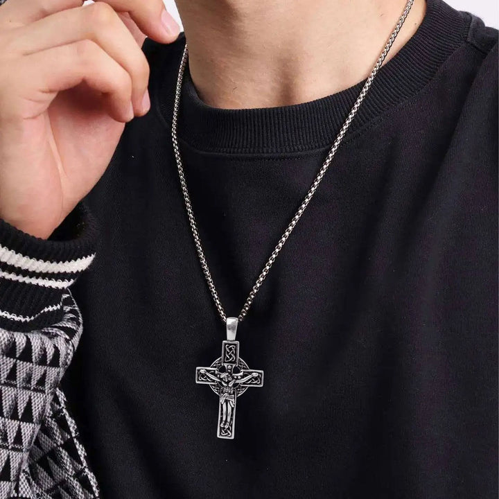 Christianartworkshop Collana con ciondolo a forma di crocifisso con nodo celtico e fede eterna: Cristo sulla croce - image 1