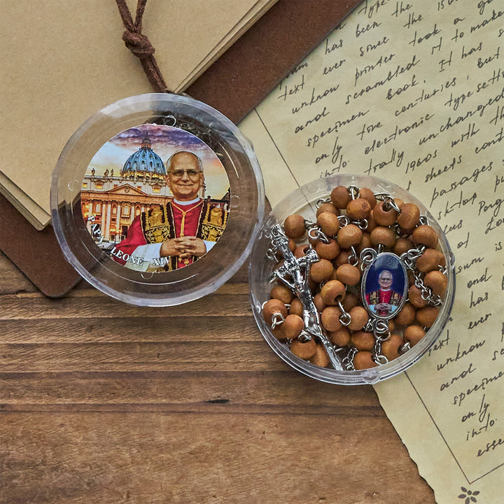 Christianartworkshop Rosario in grani di legno rosso di Papa Leone XIV in commemorazione di un tesoro spirituale - image 9