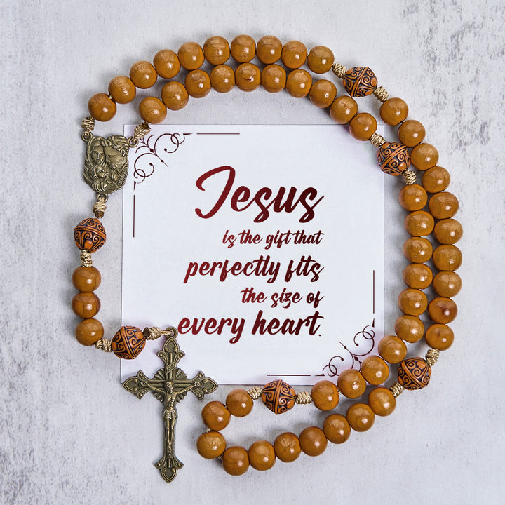 Christianartworkshop Gesù è il dono: rosario fatto a mano con perline in legno d'ulivo da 10 mm con carta regalo - Gesù è il Dono - image 0