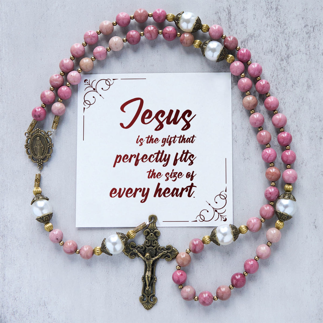 Christianartworkshop Gesù è il dono: rosario fatto a mano in pietra naturale con venature di legno rosso con carta regalo - Gesù è il Dono - image 0