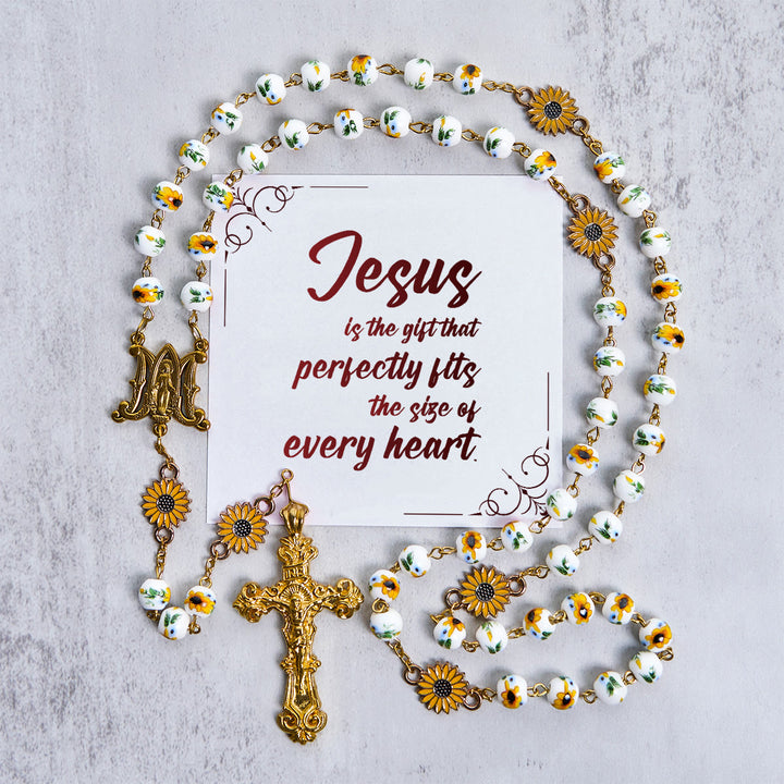 Christianartworkshop Gesù è il dono: rosario floreale giallo fatto a mano ispirato ai girasoli con carta regalo - Gesù è il Dono - image 0