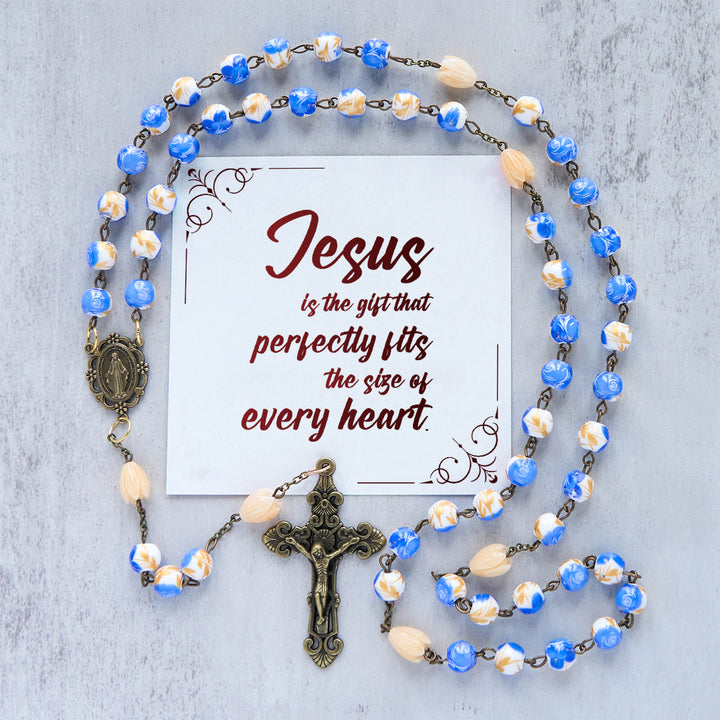 Christianartworkshop Gesù è il dono: rosario floreale fatto a mano con perle di rosa blu e mughetto - Gesù è il Dono - image 0