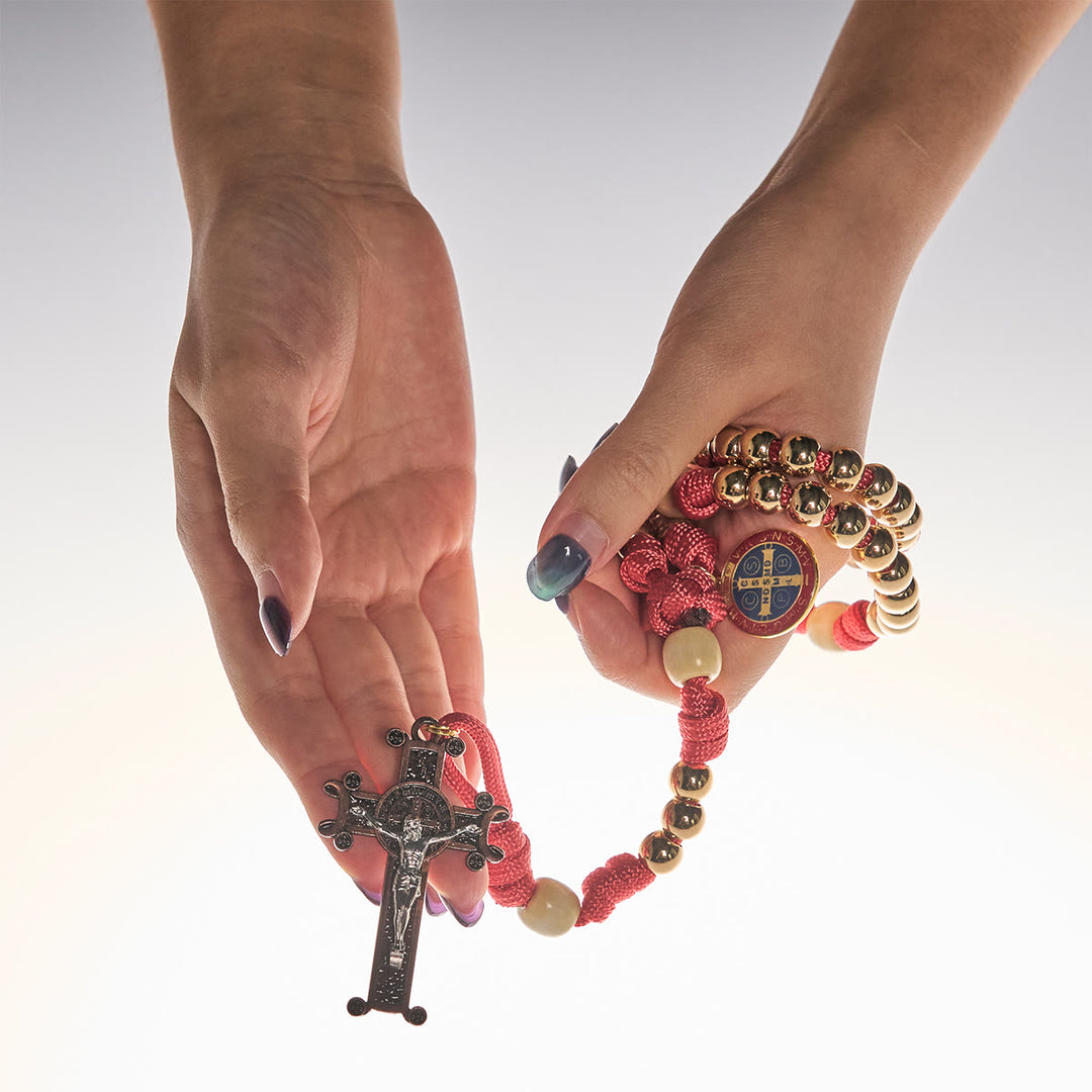 Rosario in paracord rosso con perline Golden Glory Christianartworkshop con San Benedetto  - image 8