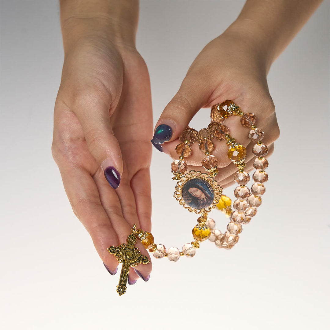 Rosario con perle di ambra scintillanti Christianartworkshop con graziosa medaglia della Madonna di Guadalupe - image 9