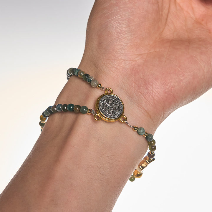 Braccialetti rosario fatti a mano nei toni della terra con croce e ciondolo di San Benedetto Christianartworkshop - image 1