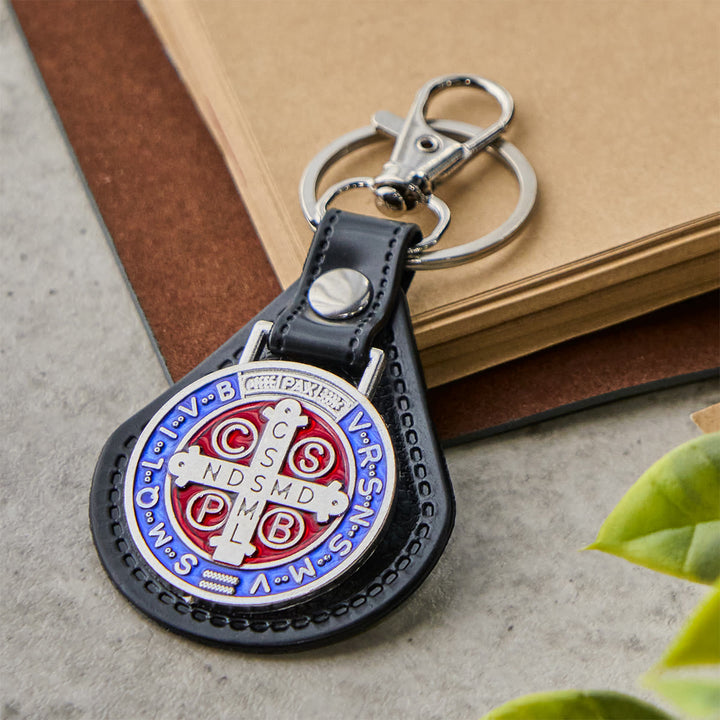 Christianartworkshop Portachiavi in ​​pelle con croce di San Benedetto per la protezione spirituale quotidiana - image 1