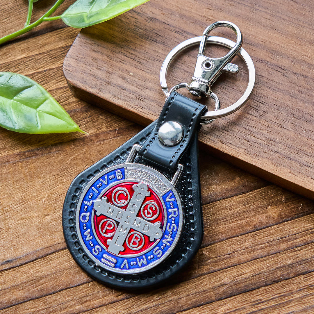 Christianartworkshop Portachiavi in ​​pelle con croce di San Benedetto per la protezione spirituale quotidiana - San Benedetto - image 0