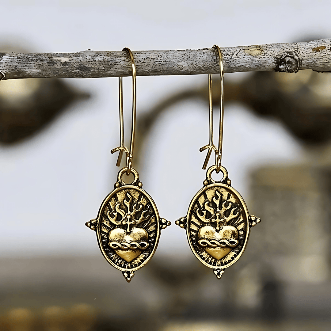 Christianartworkshop Orecchini pendenti con cuore sacro in stile vintage: gioielli di fede e devozione - Sacro Cuore - image 0