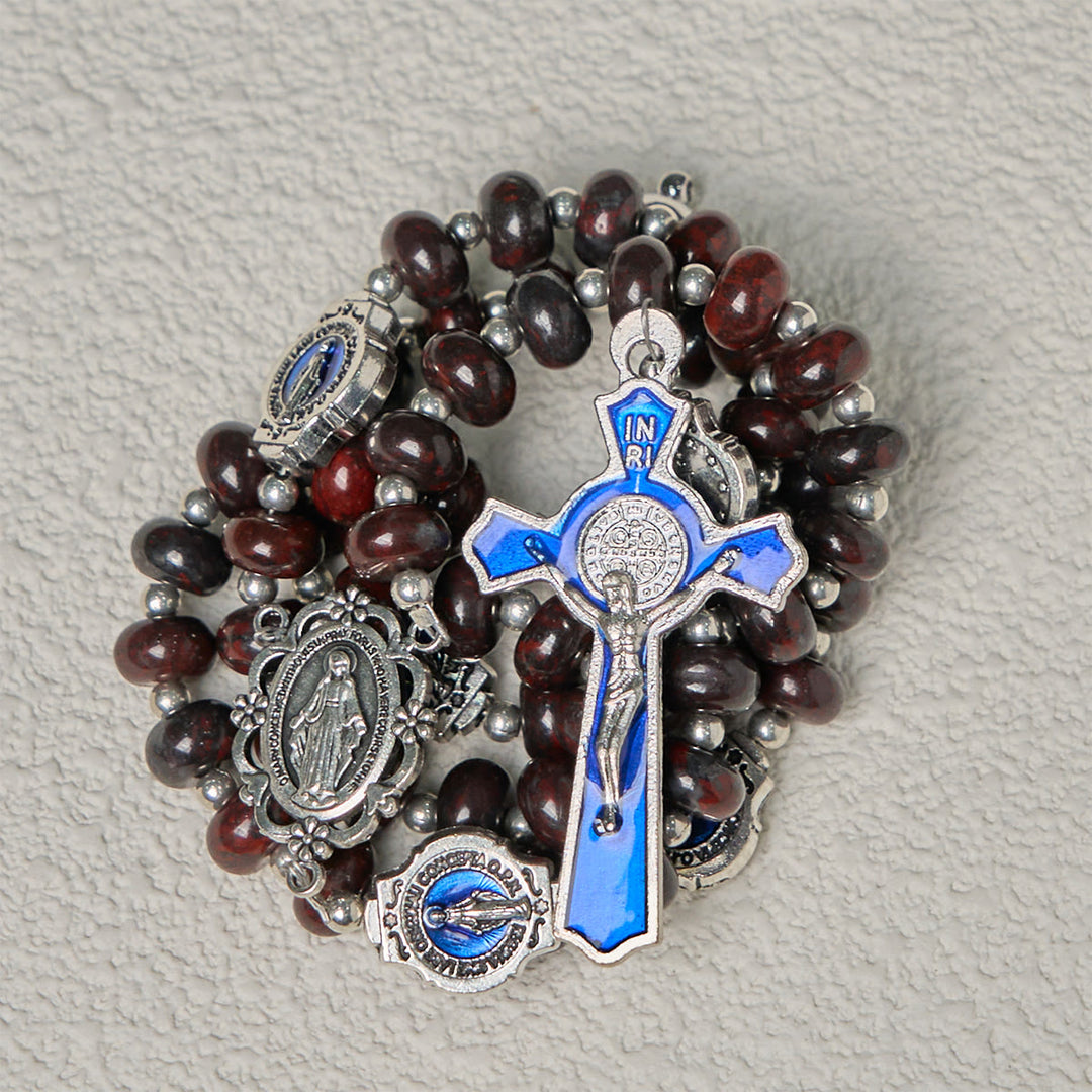 Rosario marrone scuro fatto a mano Christianartworkshop con medaglie in smalto blu della Madonna e crocifisso - image 5